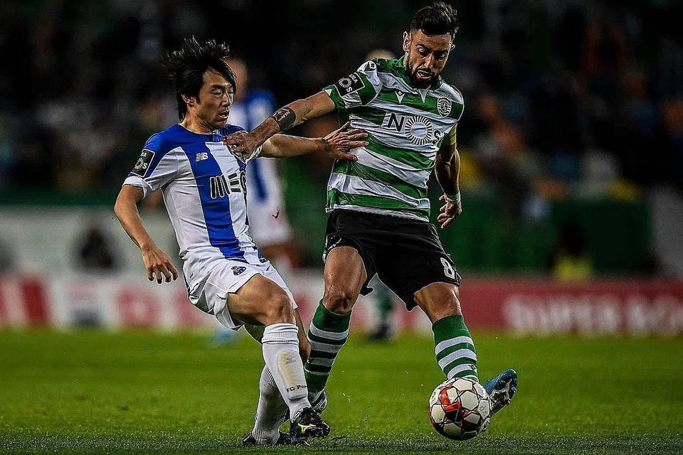 PEMAIN 'IDEAL': Fernandes (kanan) berminat untuk berpindah tetapi tiada persetujuan antara Manchester United dengan Sporting Lisbon mengenai bayarannya. - Foto AFP