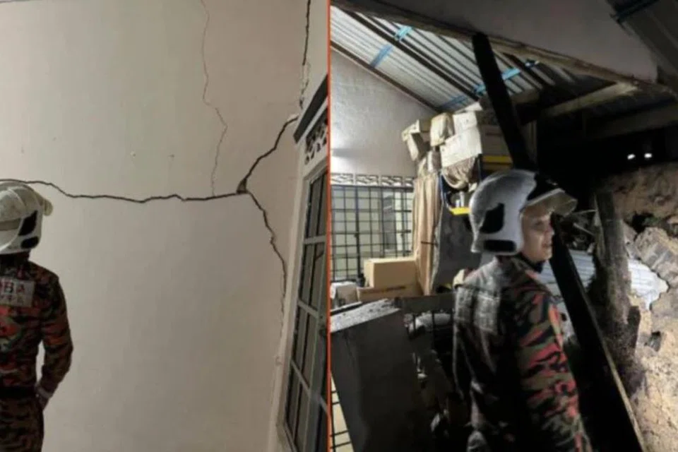 Keadaan rumah yang mengalami kerosakan susulan insiden tanah runtuh di Kampung Orang Asli, Batu 12 Gombak, Selangor, pada awal pagi 11April.