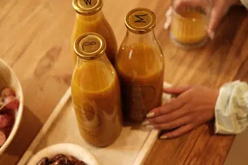 Jamu yang sudah disediakan dalam botol untuk segera diminum boleh didapati dalam talian oleh beberapa peniaga jamu dari rumah. 
