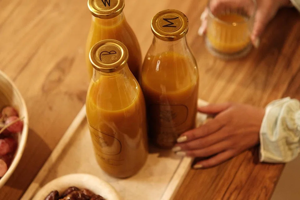 Jamu yang sudah disediakan dalam botol untuk segera diminum boleh didapati dalam talian oleh beberapa peniaga jamu dari rumah. 