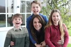Puteri Wales, Kate Middleton (tengah), mempamerkan foto bersama anak-anaknya buat kali pertama selepas menjalani pembedahan perut pada Januari.