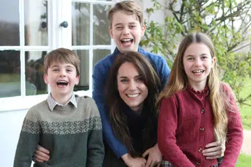 Puteri Wales, Kate Middleton (tengah), mempamerkan foto bersama anak-anaknya buat kali pertama selepas menjalani pembedahan perut pada Januari.