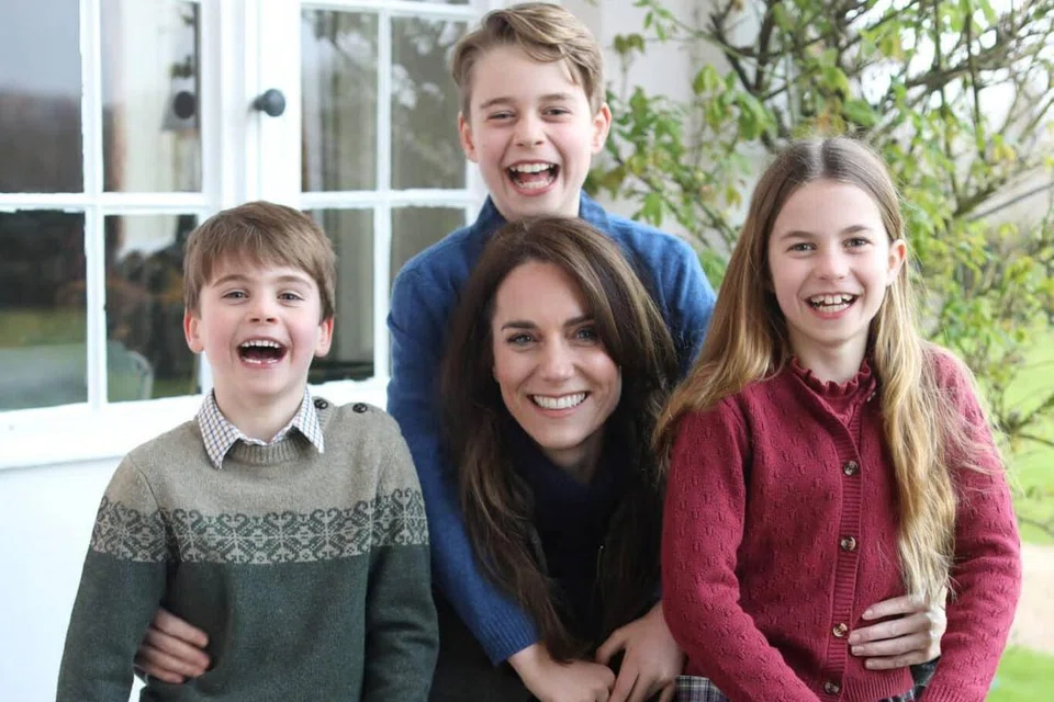 Puteri Wales, Kate Middleton (tengah), mempamerkan foto bersama anak-anaknya buat kali pertama selepas menjalani pembedahan perut pada Januari.
