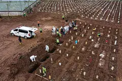SIAP SEDIA: Kakitangan penjagaan kesihatan sibuk memakai alat pelindung diri (PPE) sedang mereka mempersiap untuk merawat pesakit di unit kecemasan bagi penyakit Covid-19 di Jakarta, pada 17 Jun lalu. - Foto REUTERS