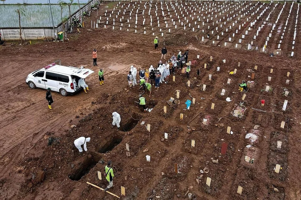 SIAP SEDIA: Kakitangan penjagaan kesihatan sibuk memakai alat pelindung diri (PPE) sedang mereka mempersiap untuk merawat pesakit di unit kecemasan bagi penyakit Covid-19 di Jakarta, pada 17 Jun lalu. - Foto REUTERS