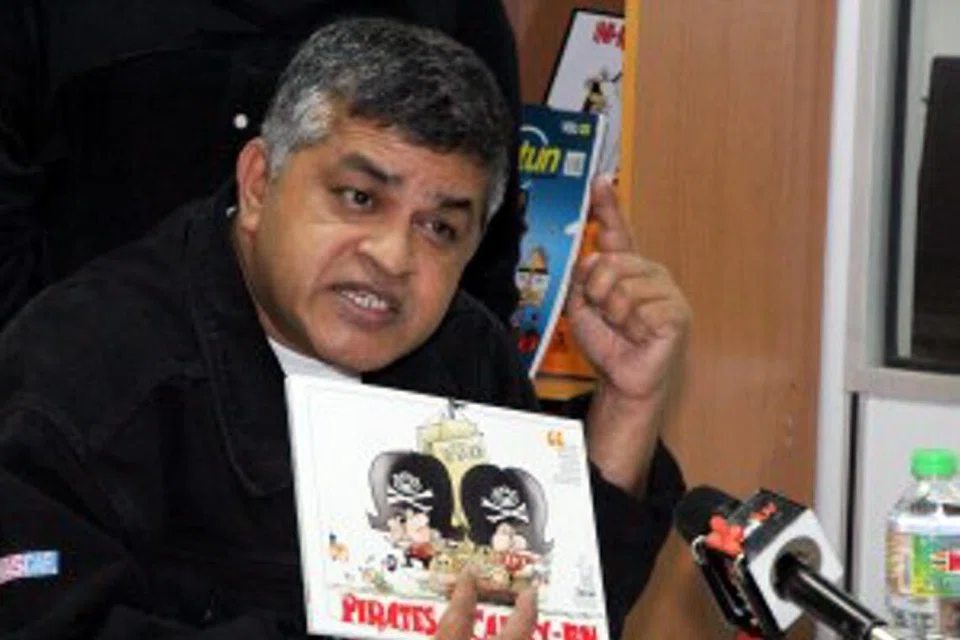 Kartunis Zulkiflee Anwar Alhaque, atau Zunar, yang buku-bukunya pernah dirampas oleh polis Malaysia untuk siasatan pada 2015. Kes diasiat di bawah Akta Hasutan. Salinan dua bukunya yang dirampas bertajuk ‘Lanun Pembawa-BN’ dan ‘Konspirasi untuk Memenjarakan Anwar’.