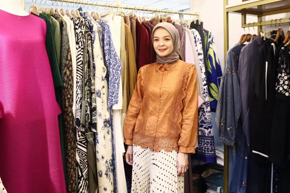 Cik Rosita Hussin, pemilik butik Rosita by Rosita Hussin berkata pemilihan fabrik yang sesuai seperti kain ‘scuba’ dan kain berlisu (pleated) penting agar si ibu tampil anggun tanpa perlu mengambil masa lama untuk bersiap. Dalam gambar beliau memakai Darla Lace Embroidery Blouse ($29.90). 