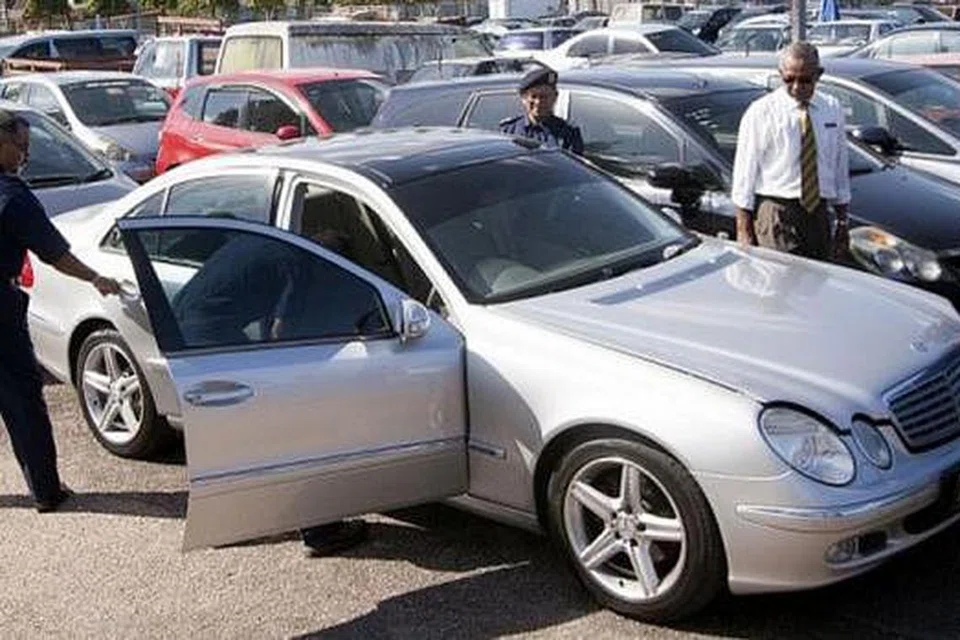 DISITA: Pihak berkuasa sedang memeriksa beberapa kereta 'klon' mewah yang disita termasuk kereta luput usia dari Singapura yang kini dijual murah di Malaysia. - Foto THE STAR