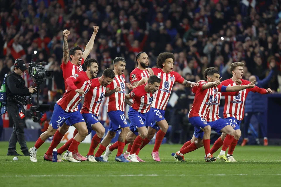Pemain Atletico Madrid meraikan kemenangan 3-2 mereka ke atas Inter Milan melalui sepakan penalti penentu, walau ketinggalan agregat 2-0 pada awal perlawanan.   