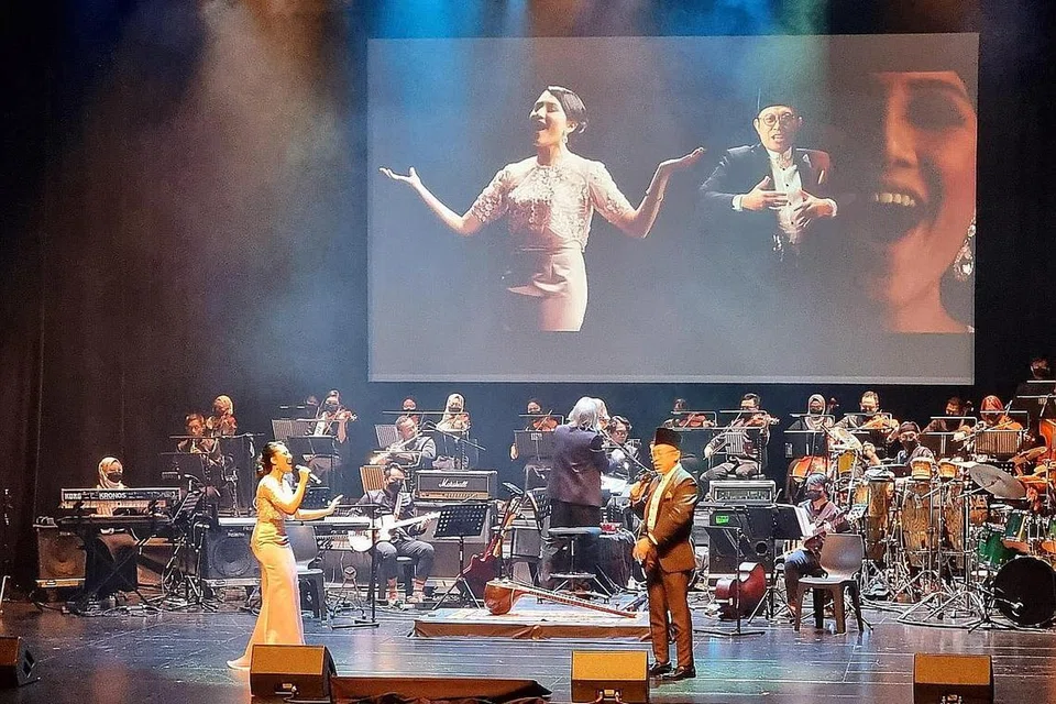 KEGEMILANGAN MUZIK MELAYU: Orkestra Melayu Singapura (OMS) mengetengahkan warna dan evolusi muzik Melayu menerusi konsert 'Langkah Gergasi' yang dijayakan Amni Musfirah (kiri) dan Rudy Djoe di Panggung Victoria kelmarin. - Foto WISMA GEYLANG 