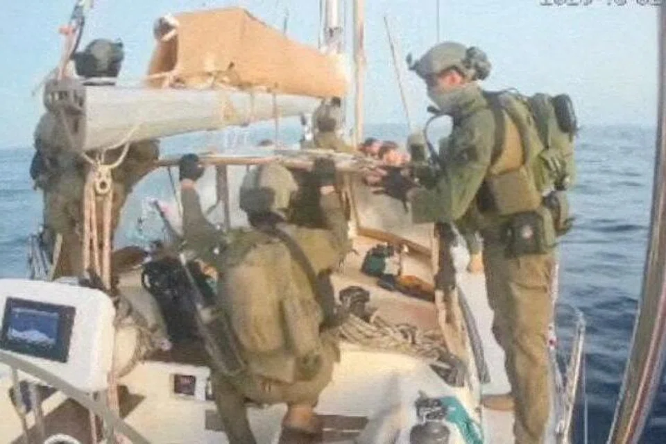 Rakaman skrin daripada siaran langsung menunjukkan pasukan tentera laut Israel berada di atas kapal Oxygono yang menuju ke Gaza, sebahagian daripada Global Sumud Flotilla, yang menurut penganjur telah dipintas pada 2 Oktober 2025.