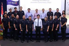 IKTIRAF SUMBANGAN: Menteri Negara (Ehwal Dalam Negeri merangkap Pembangunan Negara), Profesor Madya Dr Muhammad Faishal Ibrahim (tengah di barisan atas) bergambar bersama penerima Anugerah Kecemerlangan Latihan Home Team (Trax) di Akademi Home Team petang semalam. - Foto-foto MHA