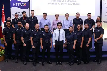 IKTIRAF SUMBANGAN: Menteri Negara (Ehwal Dalam Negeri merangkap Pembangunan Negara), Profesor Madya Dr Muhammad Faishal Ibrahim (tengah di barisan atas) bergambar bersama penerima Anugerah Kecemerlangan Latihan Home Team (Trax) di Akademi Home Team petang semalam. - Foto-foto MHA