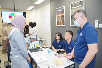 Peserta mendapatkan maklumat kesihatan mental di reruai kesejahteraan  kendalian SATA CommHealth semasa acara Hari Kesejahteraan Wanita anjuran Persatuan Pemudi Islam Singapura (PPIS) yang diadakan di Red Space – pusat khidmat sehenti untuk pembangunan dan kesejahteraan wanita – di Blok 1, Eunos Crescent, pada 7 Disember.