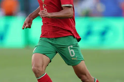 Ayyoub Bouaddi sudah lama dianggap sebagai salah seorang pemain tengah muda paling matang daripada generasinya. Apa yang menarik perhatian tentang Bouaddi adalah ketenangan luar biasa dalam situasi tekanan. Sama ada ketika memutuskan serangan lawan, atau mengatur fasa serangan dari kawasan padang sendiri, Bouaddi mengawal rentak, jelas tidak terganggu oleh tekanan. Beliau mempamerkan bakatnya dalam perlawanan menentang Brazil, di mana beliau berjaya bersaing dan mengawal bahagian tengah padang yang dibarisi bintang pengalaman seperti Casemiro dan Bruno Guimaraes yang menyarungi jersi Brazil.