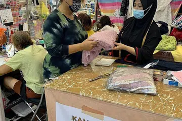TERIMA TEMPAHAN AWAL: Pemilik kedai jahit Kamaliah Alteration & Tailor, Cik Jamaliah Alias telah menerima permintaan untuk tempahan baju Hari Raya sejak bulan November tahun lalu. - Foto ihsan CIK JAMALIAH ALIAS