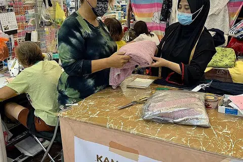 TERIMA TEMPAHAN AWAL: Pemilik kedai jahit Kamaliah Alteration & Tailor, Cik Jamaliah Alias telah menerima permintaan untuk tempahan baju Hari Raya sejak bulan November tahun lalu. - Foto ihsan CIK JAMALIAH ALIAS