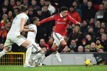 DAPAT SENTUHAN SEMULA: Jadon Sancho (jersi merah) bersaing dengan dua pemain Leeds selepas dimasukkan sebagai pemain gantian. - Foto REUTERS