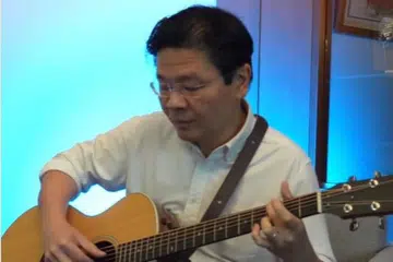 PM Wong tunjukkan kemahiran bermain gitar dengan lagu Taylor Swift untuk acara Hari Guru tahun lepas. 