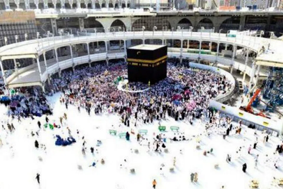 RUANG TAWAF DIPERLUAS: Gambar ini menunjukkan jambatan sementara atau mataf yang sedang ditanggal sekali gus menyediakan ruang lebih luas untuk jemaah mengerjakan tawaf mengelilingi Kaabah apabila tiba musim haji. - Foto SAUDI GAZETTE
