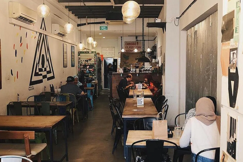 SEPI: Suasana di restoran Working Title Burger Bar di North Bridge Rd lebih sunyi semalam berbanding minggu lalu selepas langkah-langkah diperketatkan mula dilaksanakan. Foto THE BLACK HOLE GROUP