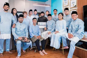 Encik Muhammad Syahiran Rohajat (berbaju hitam) memupuk budaya memberi kembali kepada pasukannya dan berjaya meningkatkan semangat selain merapatkan hubungan antara mereka. 