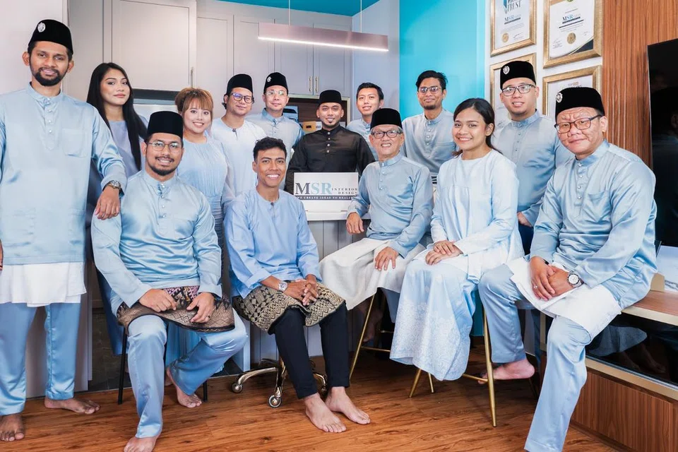 Encik Muhammad Syahiran Rohajat (berbaju hitam) memupuk budaya memberi kembali kepada pasukannya dan berjaya meningkatkan semangat selain merapatkan hubungan antara mereka. 