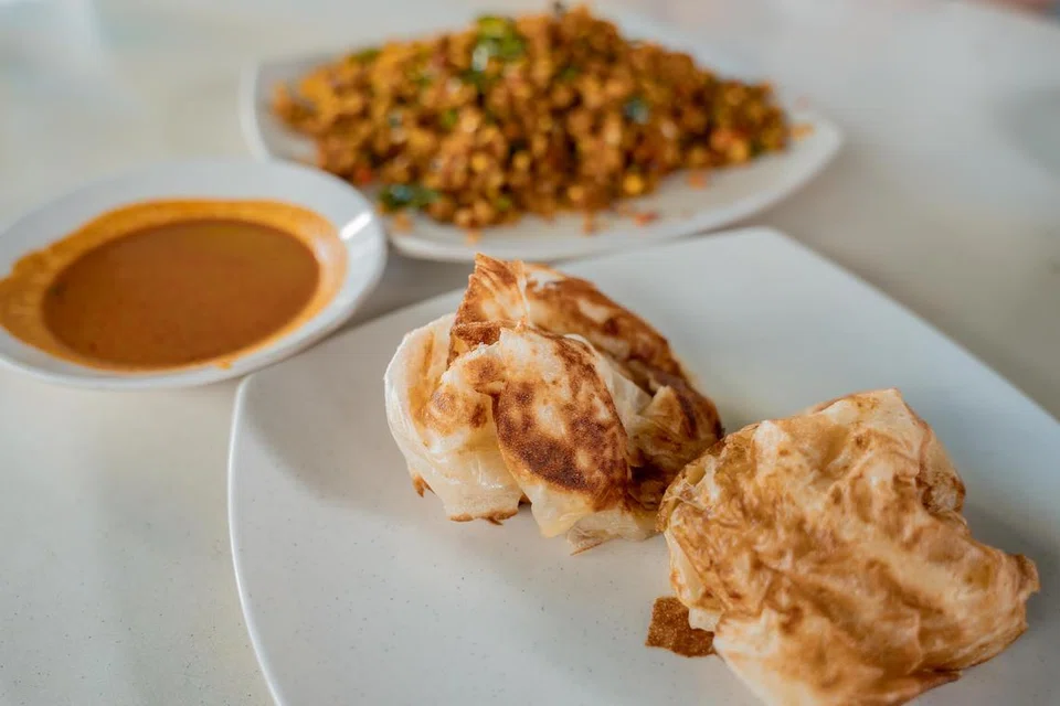 Di Restoran Muslim Julaiha, hidangan perata ‘kothu’ ayam, perata ‘bom’ dan perata kosong harus dicuba bersama kuah kari ikan. 