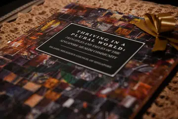 SEMANGAT PROGRESIF: Buku bergambar ‘Thriving in a Plural World: Principles and Values of the Singapore Muslim Community’ menggambarkan semangat progresif masyarakat Islam tempatan.