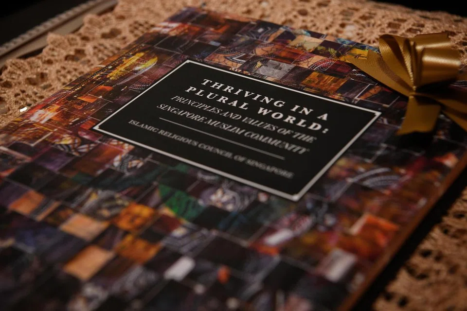 SEMANGAT PROGRESIF: Buku bergambar ‘Thriving in a Plural World: Principles and Values of the Singapore Muslim Community’ menggambarkan semangat progresif masyarakat Islam tempatan.