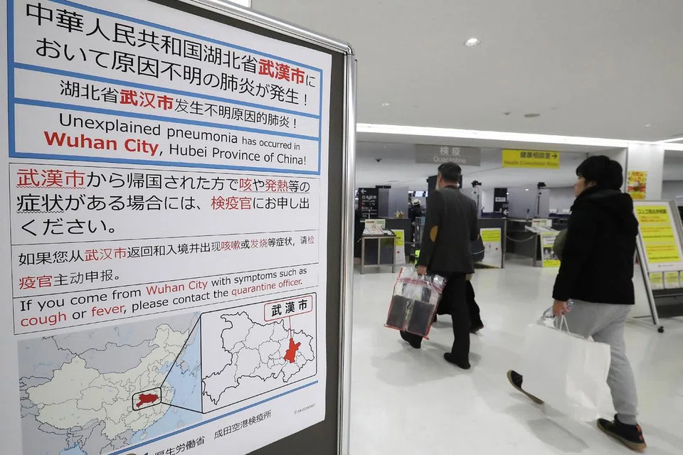 KES VIRUS WUHAN PERTAMA DI JEPUN: Tanda amaran di Lapangan Terbang Narita bagi pelancong yang telah ke Wuhan. Foto: AFP.