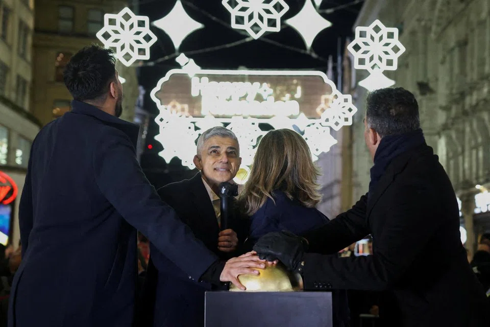 Acara menyalakan lampu di pusat bandar London sempena permulaan Ramadan di Britain dihadiri oleh (dari kiri) Encik Yasser Ranjha, Datuk Bandar Encik Sadiq Khan, Cik Rahima Aziz dan Encik Adil Ray.