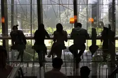 ADA PERBEZAAN PANDANGAN: Satu laporan mengenai aturan kerja fleksibel menyatakan sektor runcit mempunyai jurang perbezaan pandangan terbesar sementara industri kewangan paling sejajar. 
