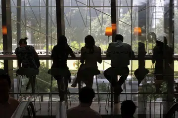 ADA PERBEZAAN PANDANGAN: Satu laporan mengenai aturan kerja fleksibel menyatakan sektor runcit mempunyai jurang perbezaan pandangan terbesar sementara industri kewangan paling sejajar. 