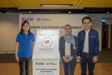 ACARA PELANCARAN: (Dari kiri) Pengarah Eksekutif UOB, Cik Chew Li Lian, Setiausaha Parlimen Kanan (Kesihatan merangkap Undang-undang), Cik Rahayu Mahzam, dan Ketua Pegawai Eksekutif NTUC LearningHub (NTUC LHub), Encik Jeremy Ong, semasa pelancaran program latihan demensia UOB dan NTUC LHub pada Jumaat.