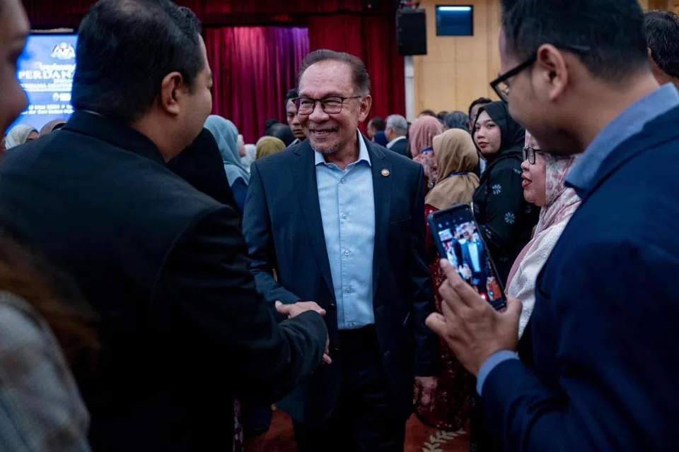 Perdana Menteri Malaysia, Datuk Seri Anwar Ibrahim, bersalaman dengan pegawai di Jabatan Perdana Menteri (JPM) usai perhimpunan bulanan JPM di Putrajaya pada 18 Mac.