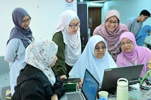 Peserta menghadiri bengkel, AI-Ready, di Masjid Kampung Siglap pada Januari 2026. Bengkel tersebut merupakan salah satu daripada beberapa daya usaha yang dijalankan Yayasan Mendaki bagi memperkasa pekerja Melayu/Islam untuk ekonomi yang dipacu kecerdasan buatan (AI).