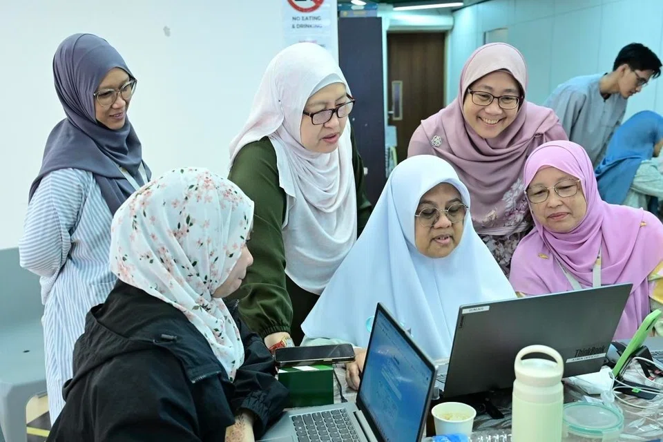Peserta menghadiri bengkel, AI-Ready, di Masjid Kampung Siglap pada Januari 2026. Bengkel tersebut merupakan salah satu daripada beberapa daya usaha yang dijalankan Yayasan Mendaki bagi memperkasa pekerja Melayu/Islam untuk ekonomi yang dipacu kecerdasan buatan (AI).