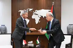 Dr Balakrishnan (kiri) menyampaikan undangan rasmi kepada Perdana Menteri Penguasa Palestin, Encik Mohammad Mustafa untuk datang ke Singapura semasa kededua pemimpin itu bertemu di pejabat perdana menteri di Ramallah.