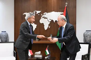 Dr Balakrishnan (kiri) menyampaikan undangan rasmi kepada Perdana Menteri Penguasa Palestin, Encik Mohammad Mustafa untuk datang ke Singapura semasa kededua pemimpin itu bertemu di pejabat perdana menteri di Ramallah.