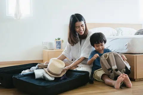 KEMAS BERSAMA: Banyak kemahiran hidup dapat dipelajari oleh kanak-kanak apabila mereka juga turut serta dalam mengemas bagasi. Antaranya, mereka dapat meraih kemahiran kognitif, mempelajari nilai tanggungjawab dan berdikari. Kemahiran tahap yang lebih tinggi seperti berfikir secara kritis dan membuat keputusan juga dapat mereka pelajari. 