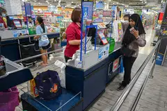 BAYARAN UNTUK BEG PAKAI BUANG: Pasar raya FairPrice Northpoint City telah mengenakan bayaran 5 sen untuk setiap beg plastik mulai 3 Julai. 