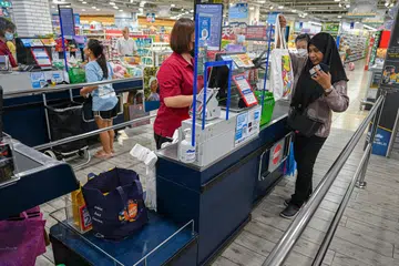 BAYARAN UNTUK BEG PAKAI BUANG: Pasar raya FairPrice Northpoint City telah mengenakan bayaran 5 sen untuk setiap beg plastik mulai 3 Julai. 