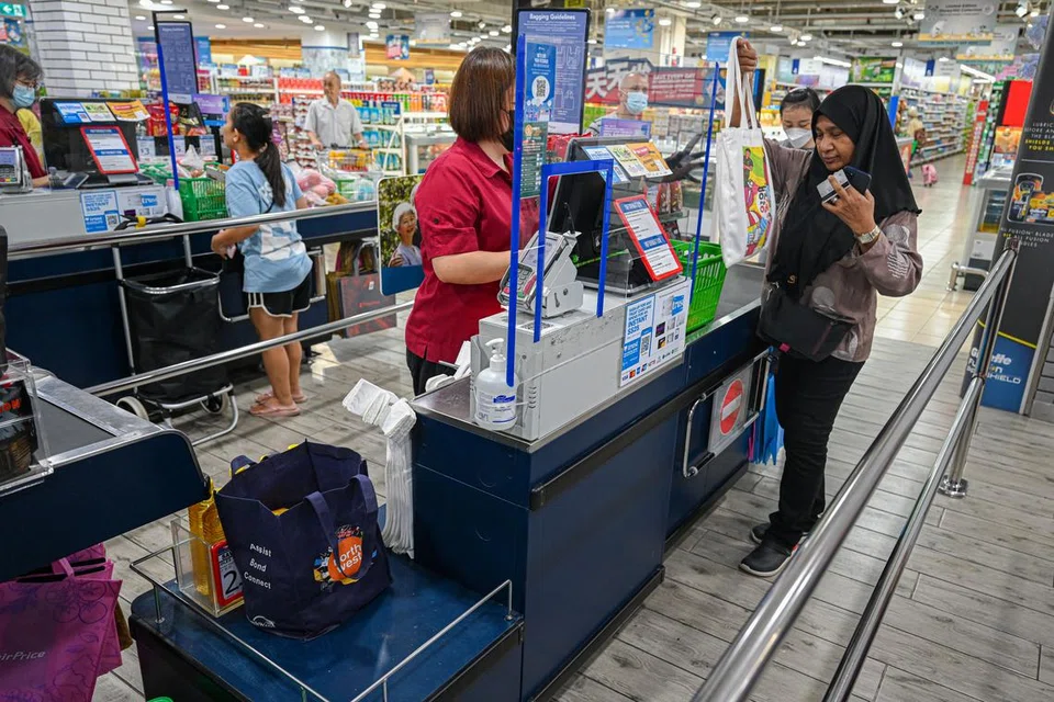 BAYARAN UNTUK BEG PAKAI BUANG: Pasar raya FairPrice Northpoint City telah mengenakan bayaran 5 sen untuk setiap beg plastik mulai 3 Julai. 