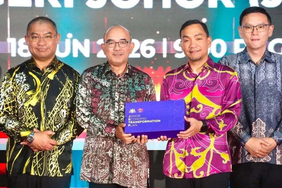 Menteri Besar Johor, Datuk Onn Hafiz Ghazi (dua dari kanan), ketika Majlis Perasmian Pelan Transformasi Ekonomi Johor (JETP) yang menyasarkan untuk mewujudkan 200,000 peluang pekerjaan baharu (termasuk 100,000 pekerjaan berpendapatan tinggi) menjelang tahun 2030.