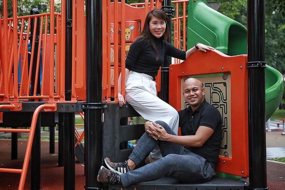 KENALI HATI BUDI MASING-MASING: Pasangan Encik Mohammad Shahrin dan Cik Charlene Loh telah berkenalan selama 12 tahun sebelum mendirikan rumah tangga. - Foto BH oleh KEVIN LIM