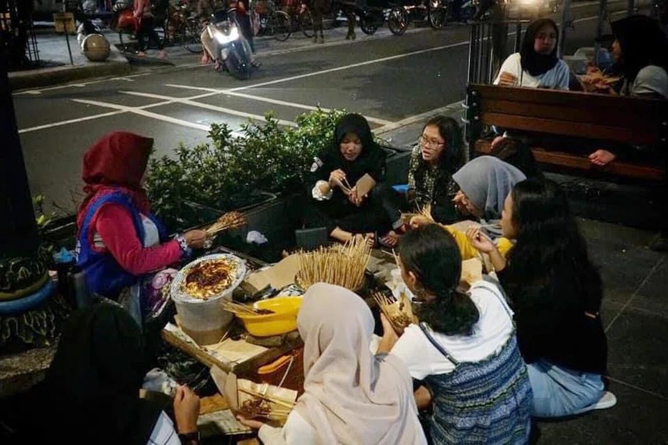 Tidak sempurna rasanya jika ke Malioboro dan tidak makan sate di kaki lima – antara makanan jalanan yang dimampui ramai. 