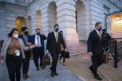 PASUKAN PEMBELAAN: Peguam, Encik Bruce Castor (tengah) dan anggota pasukannya tiba bagi perbicaraan pendakwaan mantan presiden Donald Trump yang dikatakan bertanggungjawab menyebabkan rusuhan di Bangunan Capitol, Washington DC, pada 6 Januari lalu. - Foto AFP