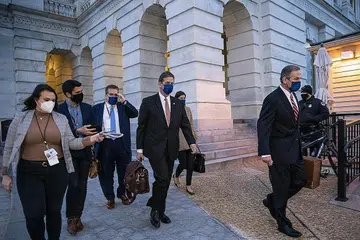 PASUKAN PEMBELAAN: Peguam, Encik Bruce Castor (tengah) dan anggota pasukannya tiba bagi perbicaraan pendakwaan mantan presiden Donald Trump yang dikatakan bertanggungjawab menyebabkan rusuhan di Bangunan Capitol, Washington DC, pada 6 Januari lalu. - Foto AFP