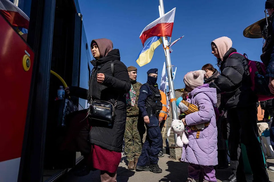 PERGI BERLINDUNG: Warga Ukraine menaiki bas untuk melakukan perjalanan keluar dari negara itu. Menurut Pertubuhan Bangsa-bangsa Bersatu (PBB), lebih dari tiga juta rakyat negara itu telah melarikan diri melintasi sempadan, kebanyakannya wanita dan kanak-kanak. - Foto AFP